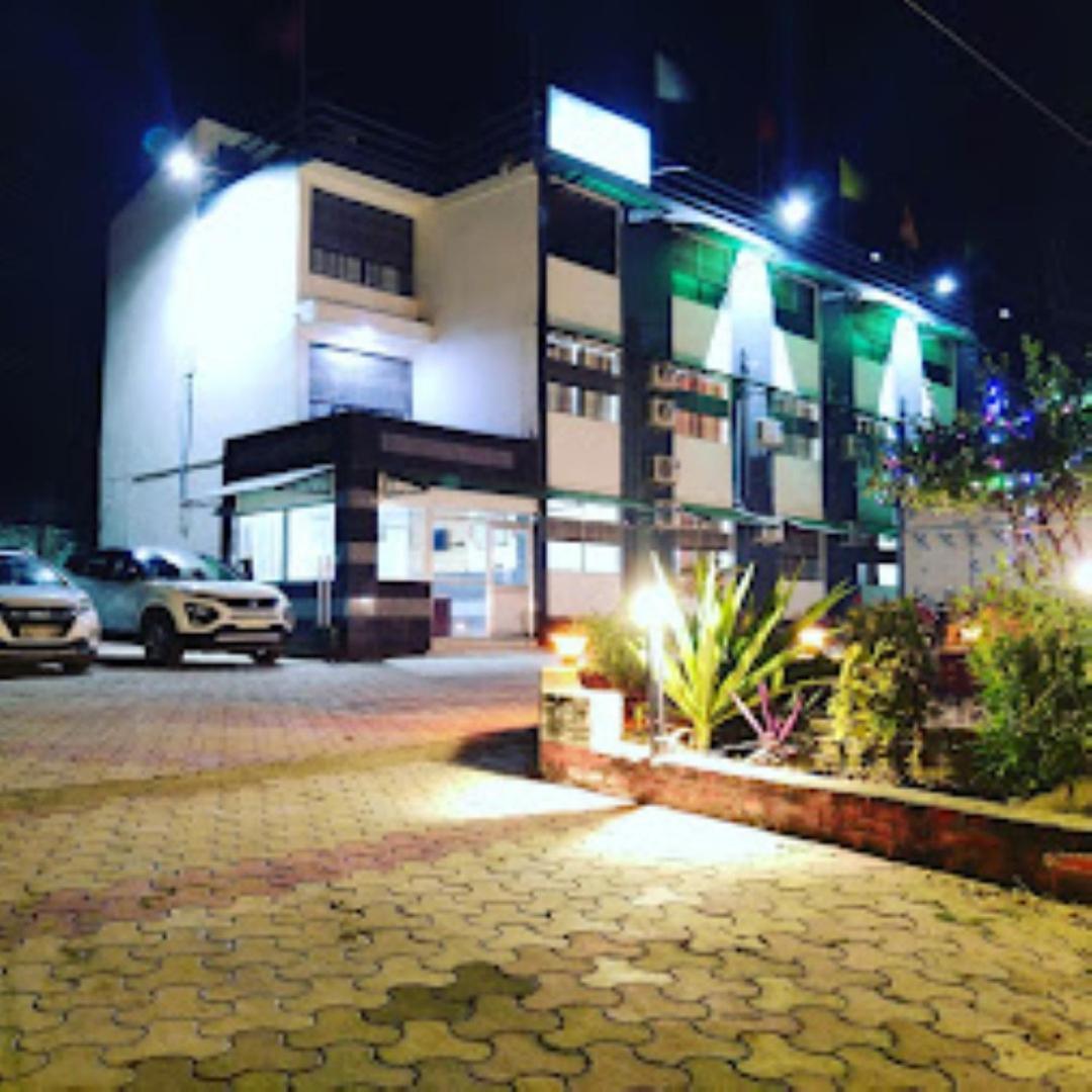 Hotel Parth Sitapur Muafi Exterior photo